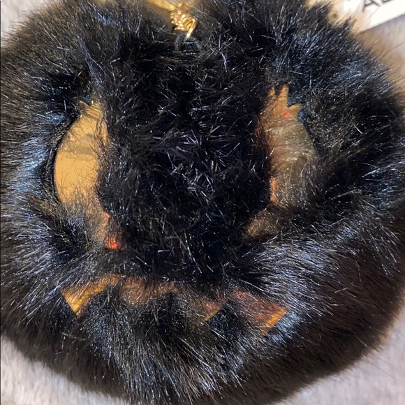 Monster Pom Pom - Picture 3 of 5